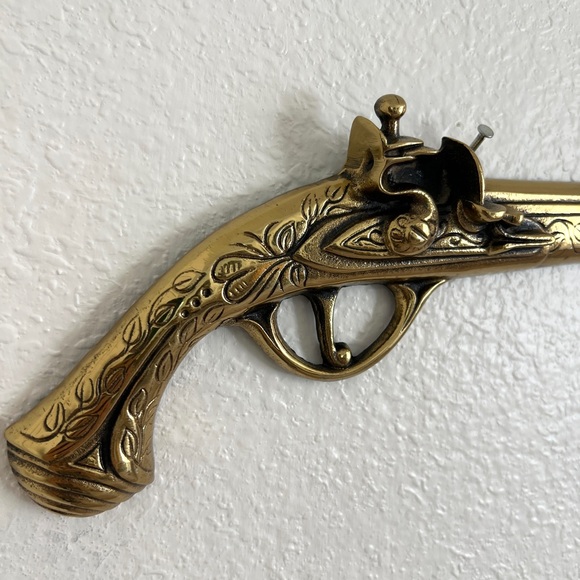 VINTAGE brass pistol wall hanging - Picture 2 of 5